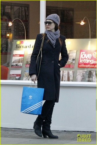  Anne Hathaway: Adidas Shopper!