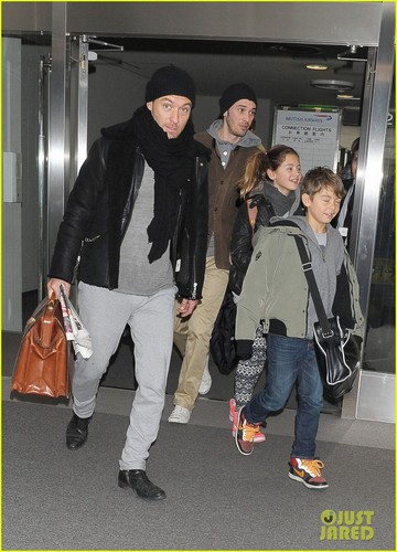  Jude Law Jets to 日本 With the Kids