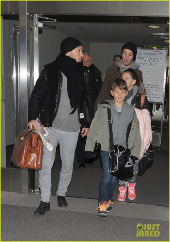  Jude Law Jets to Japon With the Kids