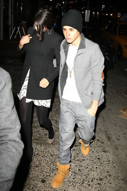  Justin Bieber and Selena Gomez out for रात का खाना in Manhattan.