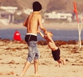 Justin at the beach with Jaxon and Jeremy - justin-bieber photo