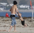 Justin bieber at family the beach in California - justin-bieber photo