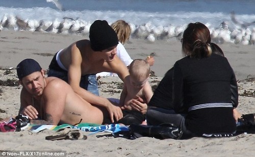  Justin bieber at family the ساحل سمندر, بیچ in California