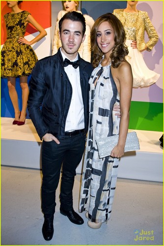  Kevin & Danielle Jonas: Alice + Olivia Fashion Show!