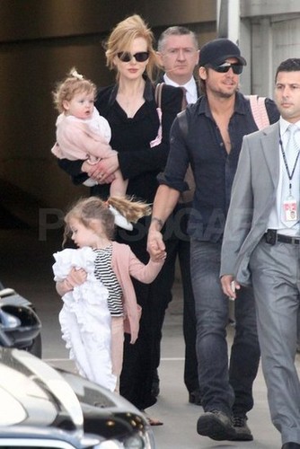  Nicole Kidman and Keith Urban Travel Down Under With Their Girls