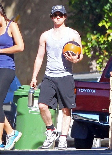  Training with his personal trainer in Los Angeles