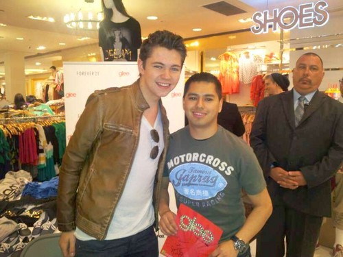 this fan came all the way from seattle to meet @damian mcginty @forever21 #GLEE launch