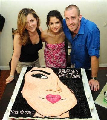  ^^Selena With Her Parents^^