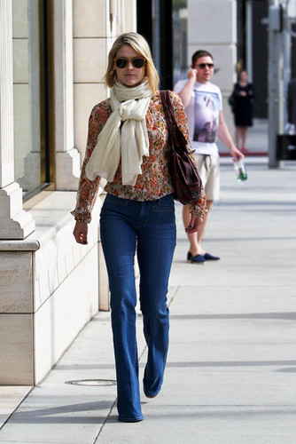  Ali Larter on Rodeo Drive in Beverly Hills (February 17)