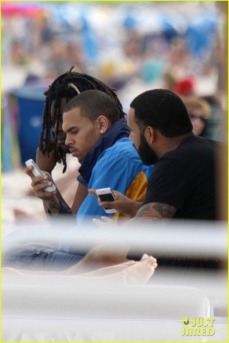  Chris Brown: Shirtless in Miami Beach!