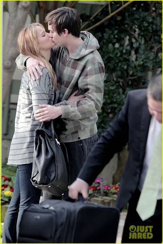 Jennifer Lawrence & Nicholas Hoult: Kiss Kiss!