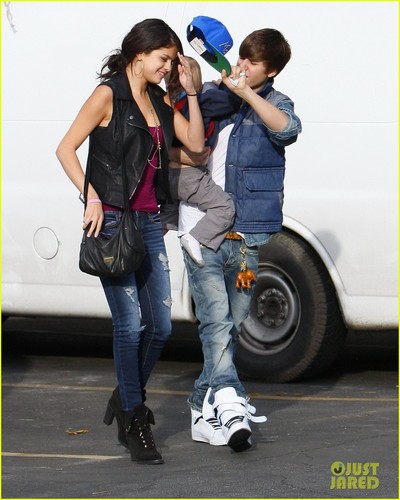  Justin Bieber & Selena Gomez: Benihana Buddies