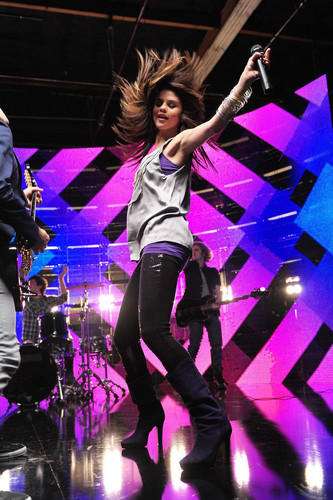  Selena Gomez Falling Down