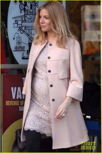  Sienna Miller: Baby Bump on 'Case of You' Set!