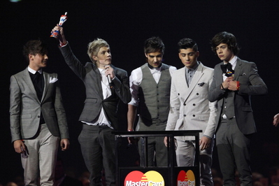  1D on stage collecting their BRIT award!