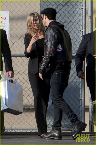  Jennifer Aniston: 'Kimmel' with Justin Theroux!