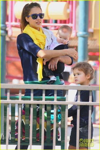  Jessica Alba: Park Playdate With Honor & Haven!