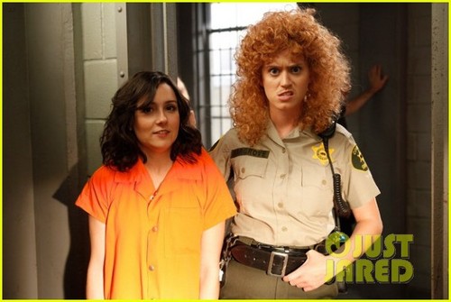  Katy Perry on 'Raising Hope' - First Look!