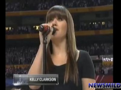  Kelly Clarkson bernyanyi The National Anthem @ Super Bowl XLVI