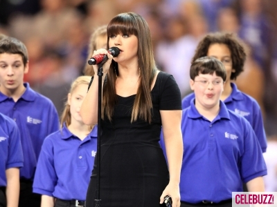  Kelly Clarkson hát The National Anthem @ Super Bowl XLVI