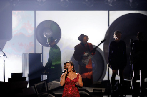  Kelly performing @ The 2011 American musik Awards