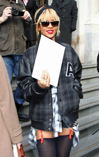Leaving Her Hotel In London [20 February 2012]