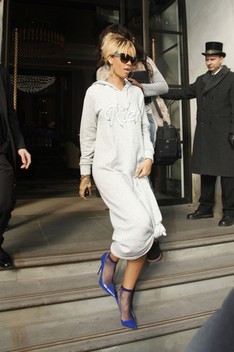 Leaving Her Hotel In London [21 February 2012]