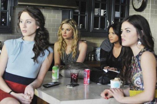  Pretty Little Liars - Episode 2.25 - Unmasked - Promotional фото