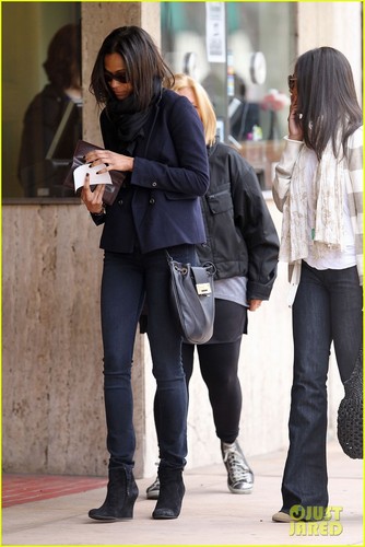  Zoe Saldana: 映画 with Bradley Cooper's Mom!