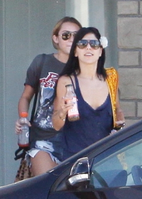  2011 > August > Leaving A Therapeutic Health Care Centre In LA [24th August]