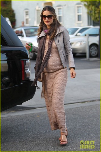 Alessandra Ambrosio: Beverly Hills Baby Bump!