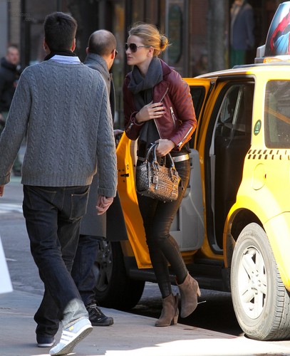 Rosie Huntington-Whiteley Spotted @ the SoHo District, NYC – Feb. 23rd, 2012