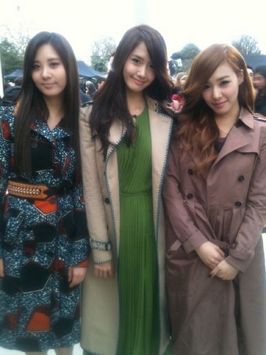 Tiffany Yoona & SeoHyun @ 버버리, 버 버 리 Prorsum Autumn/Winter 2012