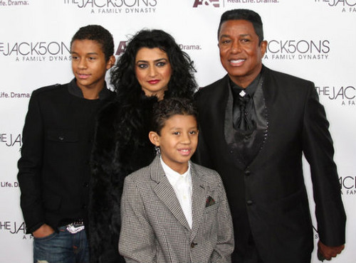 jaafar jackson with his family at the Jack5ons a family dynasty premiere 2009