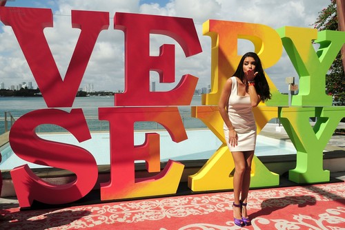  Adriana Lima attends Victoria’s Secret thiên thần Very Sexy Jet Tour on February 28, 2012