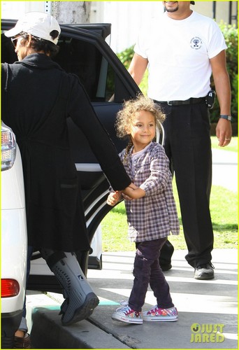  Halle Berry: Lunch with the Family!