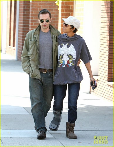  Halle Berry & Olivier Martinez: Doctor's Office Duo