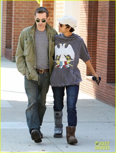  Halle Berry & Olivier Martinez: Doctor's Office Duo