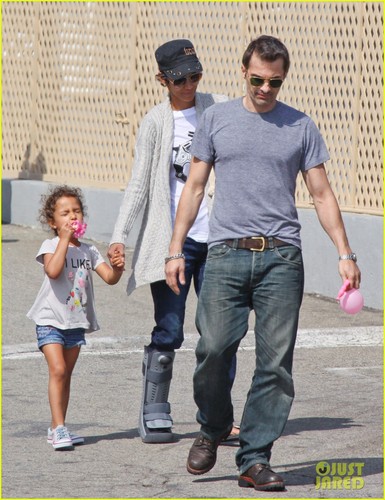  Halle Berry: Seafood Sunday with Olivier & Nahla