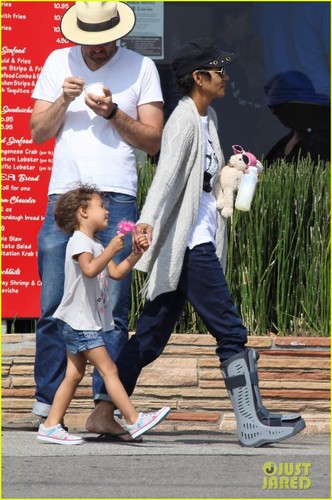 Halle Berry: Seafood Sunday with Olivier & Nahla