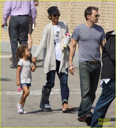  Halle Berry: Seafood Sunday with Olivier & Nahla