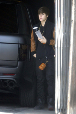 Justin arriving at a Los Angeles studio for a photoshoot :)