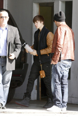  Justin arriving at a Los Angeles studio for a photoshoot :)
