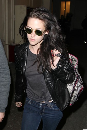  Kristen Stewart leaving her Hotel & visiting the Stella McCartney's 显示 Room - March 2, 2012.