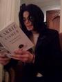 M.J READING ♥♥ (rare) - michael-jackson photo