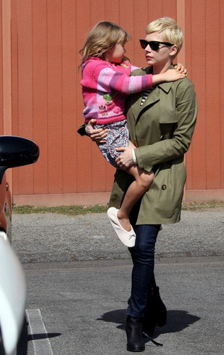  Michelle Williams & Busy Phillipps go to Lunch - (29.02.2012)