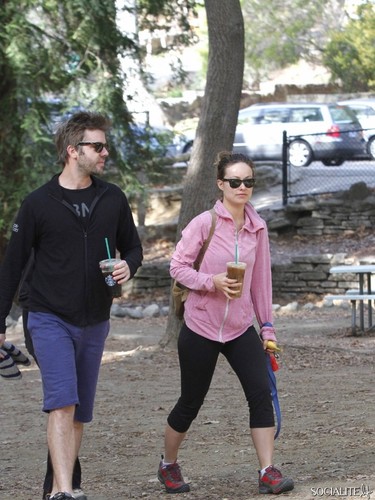  Olivia Wilde Hikes WIth vrienden At Griffith Park