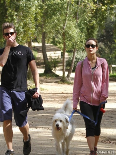  Olivia Wilde Hikes WIth vrienden At Griffith Park