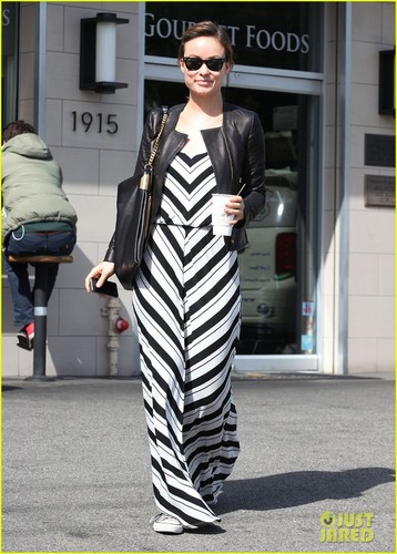  Olivia Wilde: Sizzling in Stripes!