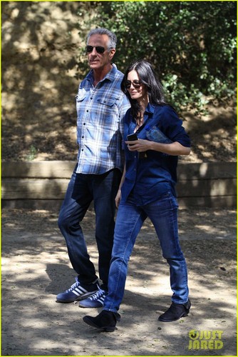  Courteney Cox: 'Cougar Town' Location Scouting!